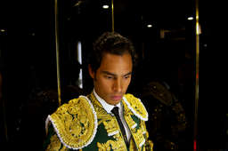 His face a picture of concentration, Luís Bolivar, descended the lift of the Hotel Wellington on his way to Las Ventas